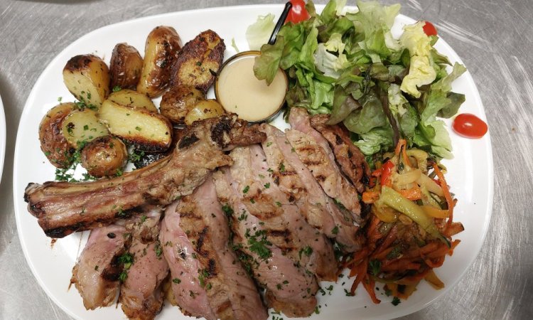 Côte de Veau,  Pommes de terre sautées, Petits Légumes et Salade