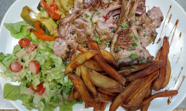 Côtelettes d'Agneau, Frites, Petits Légumes et Salade